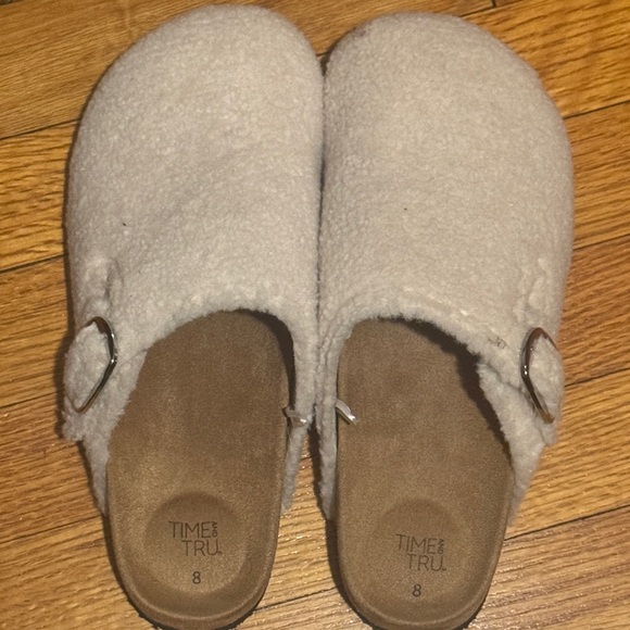 Time and Tru Kids Tan Fuzzy Slippers BRAND NEW - Picture 2 of 4